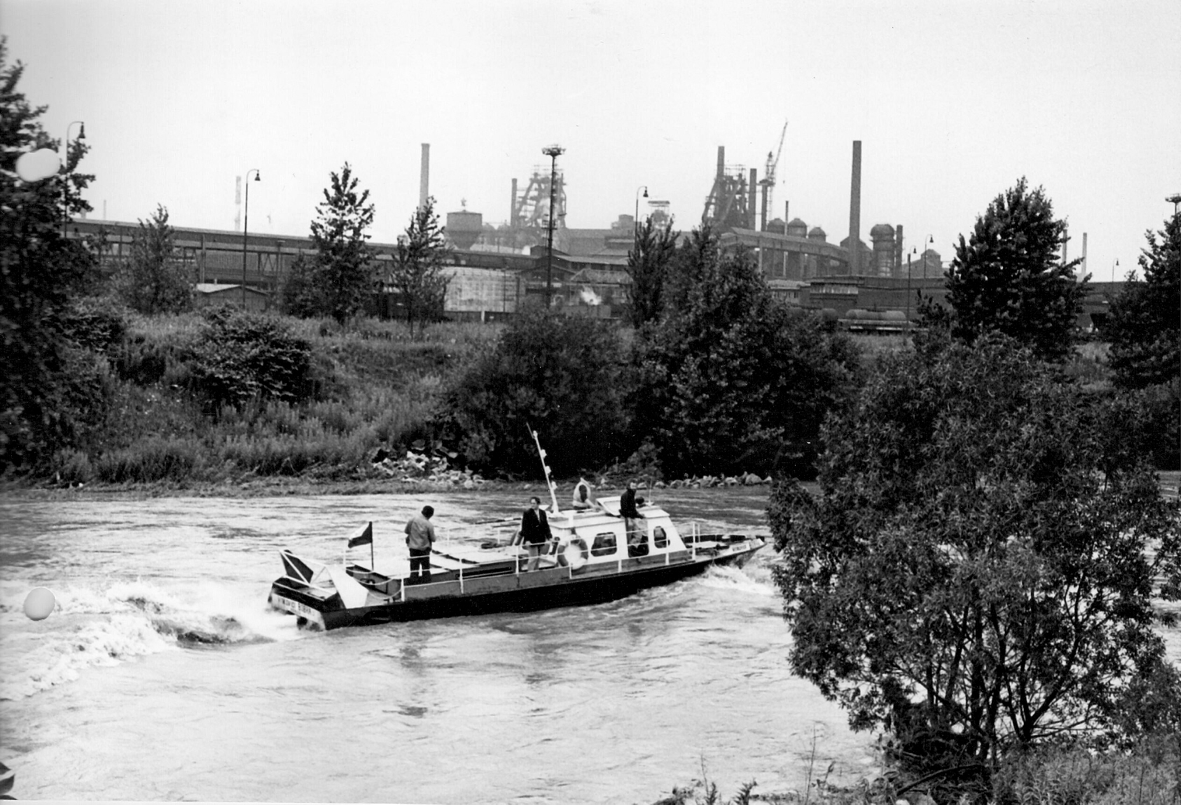 24.7.1980 - plavba  po Ostravici v pozadí vysoké pece 2