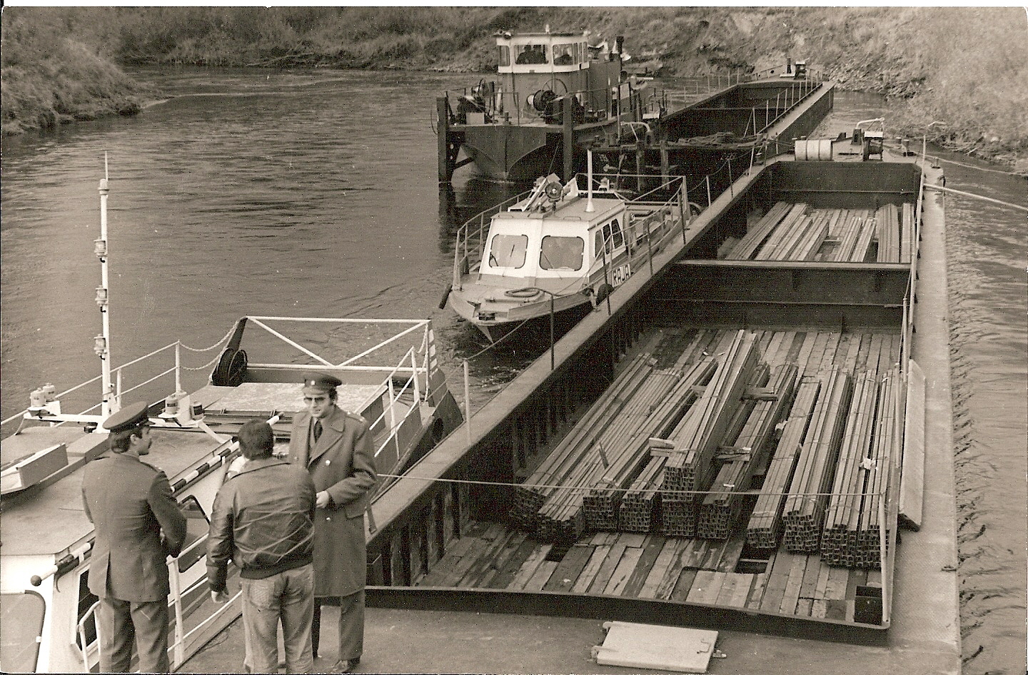 26.9.1978 - celníci při odbavování nákladu