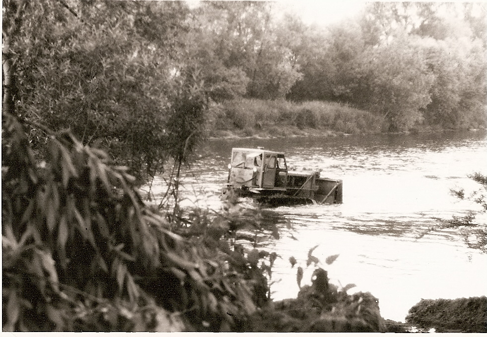 7.1978 - buldozér v řečišti Odry při úprvě dna